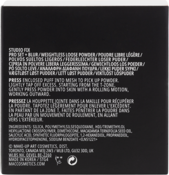 Tył opakowania MAC Studio Fix Weightless Loose Powder; czarna etykieta z białym tekstem i instrukcjami użycia.