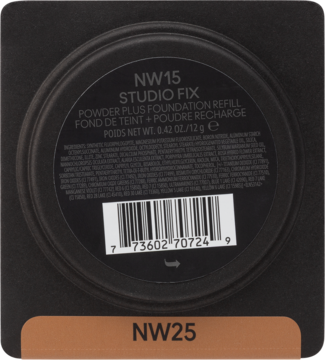 MAC Studio Fix NW15 Powder Plus Foundation refill, widok z góry na czarny wkład z etykietą i kodem kreskowym.