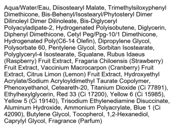 Kaja Jelly Charm Fig Soda. Pełna lista składników szminki i różu do policzków, widok z bliska na etykietę.