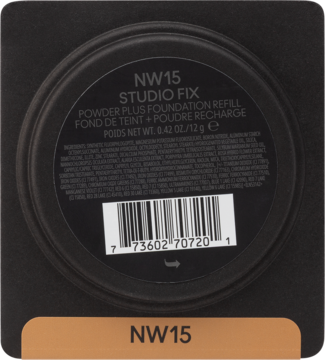Spód ciemnego, okrągłego uzupełnienia podkładu MAC Studio Fix Powder Plus Foundation NW15, z kodem kreskowym.