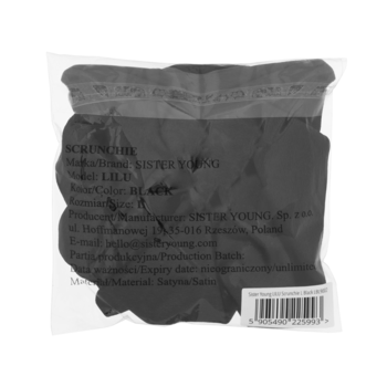 Czarna satynowa gumka Scrunchie LILU Sister Young w przezroczystym opakowaniu, widok z przodu.