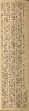 Tył opakowania kosmetyku: zbliżenie na listę składników, gęsty, drobny tekst na beżowym tle, numer F.I.L.