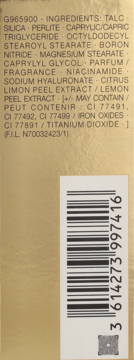 Tył złotego opakowania kosmetyku. Widoczna lista składników, m.in. Talc, Niacinamide, Sodium Hyaluronate i kod EAN.