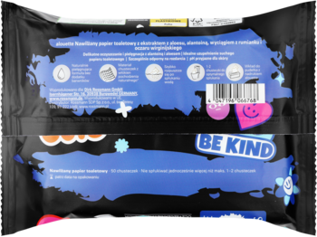 Tył czarnego opakowania chusteczek nawilżanych z niebieskim wzorem, napisem 'BE KIND' i ikonami benefitów.