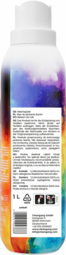 Tył butelki skoncentrowanego płynu do płukania tkanin Wash Me Softly 1L, z barwną etykietą i tekstem.