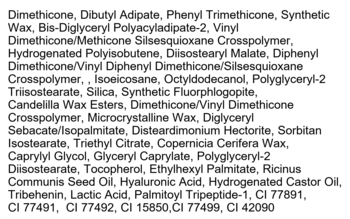 Zbliżenie na listę składników kosmetyku, czarny tekst na białym tle. Wymienione m.in. Dimethicone, Silica, CI 77891.