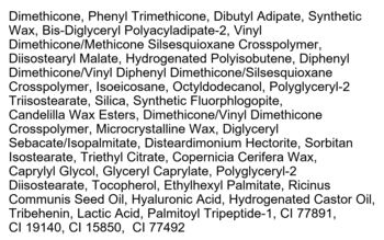 Szczegółowa lista składników kosmetyku: czarny tekst na białym tle, przedstawiająca kompleksową formułę produktu.