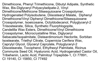 Szczegółowa lista składników kosmetyku na białym tle, zawiera m.in. Dimethicone i Hyaluronic Acid.