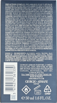 Tył ciemnogranatowej etykiety perfum Giorgio Armani 50 ml. Widoczne białe napisy, kod kreskowy, symbol płomienia, PAO i recyklingu.