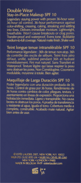 Tył ciemnoniebieskiego opakowania podkładu Estée Lauder Double Wear SPF 10, z tekstem o długotrwałej formule i matowym wykończeniu.