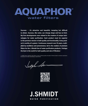 Reklama Aquaphor J.Shmidt na ciemnym tle. Logo, tekst o filtracji wody, podpis założyciela, QR kod.
