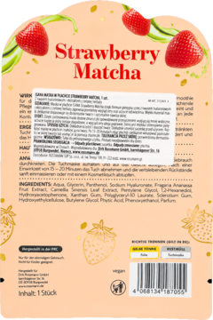 Tył saszetki maski w płachcie Strawberry Matcha, widoczne składniki i instrukcje, na brzoskwiniowym tle.