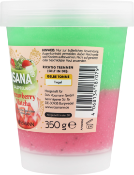 Tył Isana Strawberry Matcha cukrowego peelingu w przezroczystym kubku, zielono-różowe warstwy, etykieta z kodem kreskowym.