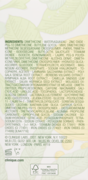 Tył opakowania kosmetyku Clinique. Zbliżenie na listę składników i dane producenta na jasnym tle z motywem liści.