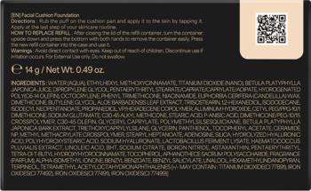 Tył opakowania podkładu Essence Cover Pact z instrukcją, listą składników i kodem QR na ciemnym tle.