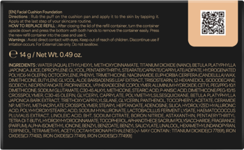 Tył czarnego opakowania podkładu Cushion Foundation z instrukcją, kodem QR i listą składników.