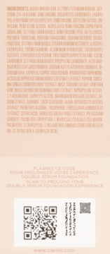 Tył Clarins Double Serum Foundation: lista składników, instrukcja skanowania i kod QR na jasnym tle.