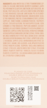 Tył opakowania fluidu Clarins z listą składników i kodem QR dla Double Serum Foundation.