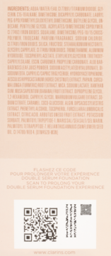 Tył opakowania Clarins Double Serum Foundation ze składnikami, QR kodem i informacją o przedłużeniu doświadczenia.