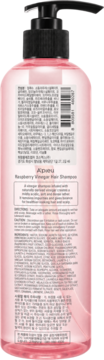 Różowa butelka szamponu A’pieu Raspberry Hair Vinegar z czarną pompką, widok z tyłu z etykietą składu.