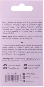 Tył fioletowego opakowania gąbki do piegów z instrukcją użycia, kodem kreskowym i informacją o produkcie.