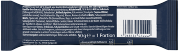 Tył ciemnego opakowania produktu spożywczego z białym tekstem, składnikami, kodem kreskowym i napisem '50ge = 1 Portion'.