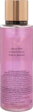 Tył różowej mgiełki Victoria's Secret z napisem Juiced Plum, Crushed Freesia i Bold in shimmer.