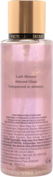 Tył różowej mgiełki do ciała Victoria's Secret Lush Blooms Almond Glaze, widoczne info o shimmerze i składzie.