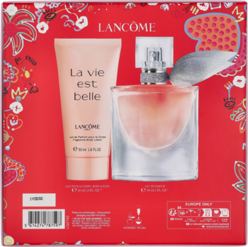 Tył zestawu Lancôme La vie est belle: perfumy w butelce i balsam do ciała w beżowej tubce, na czerwonym tle.