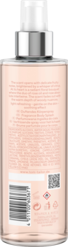 S.Oliver Fragrance Body Splash, tył jasnoróżowej butelki z tekstem, składnikami, kodem kreskowym i QR.
