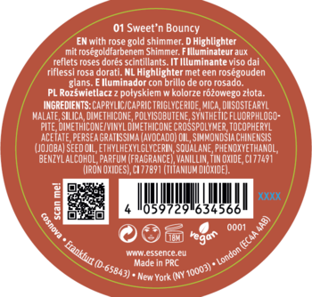 Tył okrągłego rozświetlacza essence 01 Sweet 'n Bouncy w kolorze różowego złota, z listą składników.
