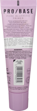 Tył różowej tubki MUA PRO/BASE Pore Blurring Primer z listą składników, opisem wielojęzycznym i kodem kreskowym.