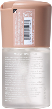 Tył mini setting sprayu do makijażu, przezroczysta butelka z beżową nakrętką, widoczne opisy i składniki.