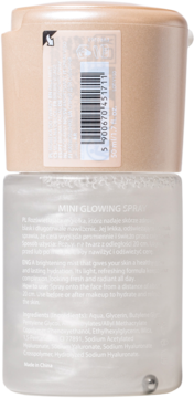 Tył beżowego opakowania MINI GLOWING SPRAY z kodem kreskowym i etykietą ze składnikami na przezroczystej butelce.