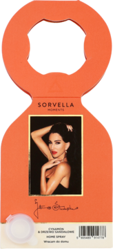 Pomarańczowy odświeżacz powietrza Sorvella Moments Home Spray, cynamon & drzewo sandałowe, z portretem kobiety.