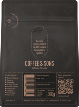 Tył ciemnego, matowego opakowania kawy ziarnistej Coffee & Sons 200g z zaworem zapachu, QR kodem i opisem.