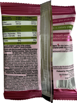 Tył różowego opakowania ciastka matcha z maliną, częściowo otwarty, z zielonym wnętrzem i tabelą odżywczą.