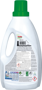 Tył butelki płynu do prania TRIBO Natural, biała z zieloną nakrętką, widoczne etykiety informacyjne i eko-znaki.