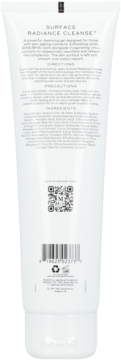 Tył białej tubki Medik8 Surface Radiance Cleanse™ z opisem, składem, kodem QR i kodem kreskowym.