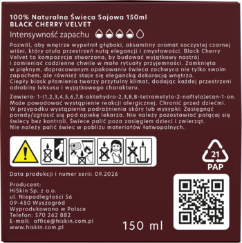 Tył bordowej etykiety świecy sojowej BLACK CHERRY VELVET, z białym tekstem, ikonami ostrzegawczymi i kodem QR.