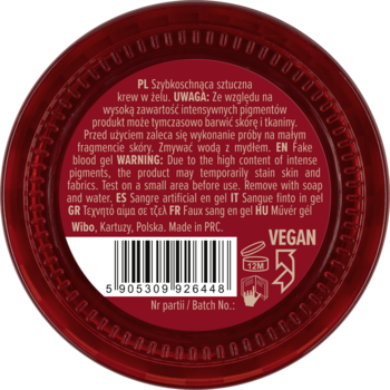 Tył czerwonego opakowania szybkoschnącej sztucznej krwi w żelu. Widoczne etykiety ostrzegawcze, kod i napis VEGAN.
