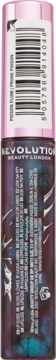 Tył butelki Revolution Beauty London z kodem kreskowym na różowej nakrętce, ciemne tło.