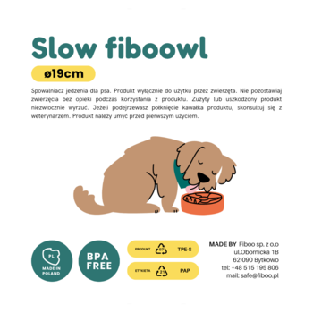 Pies je z pomarańczowej miski Fiboo Slow Fiboowl 19cm, z wypustkami spowalniającymi jedzenie.