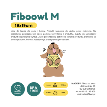 Biały plakat: Mata do lizania Fiboowl M 19x19cm. Pies liże żółtą matę, tekst "BPA FREE", "RECYCLED".
