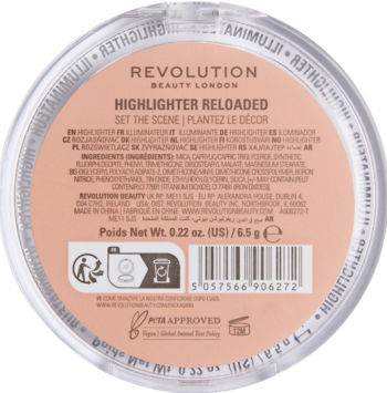 Tył okrągłego rozświetlacza Revolution Reloaded Set The Scene. Etykieta z kodem, PETA Approved, brzoskwiniowy odcień produktu.