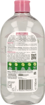 Tył przezroczystej butelki Garnier płynu micelarnego 3w1 700ml, z etykietą dla skóry wrażliwej i kodem.
