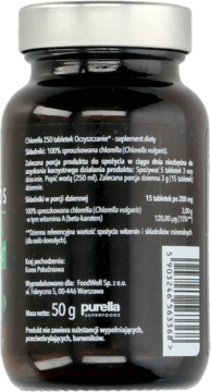 Tył ciemnej szklanej butelki Chlorella Purella 50g z widoczną etykietą 'Oczyszczanie', tekstem i kodem.