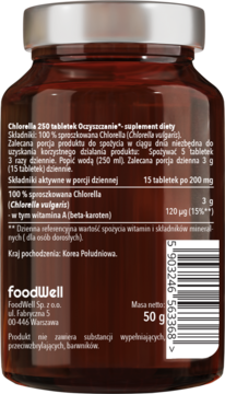 Tył szklanego słoika FoodWell Chlorella 250 tabletek, suplement diety, z etykietą i masą 50g.
