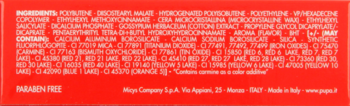Tył opakowania pomadki do ust, czerwone tło z białymi napisami składników i informacjami o produkcie.