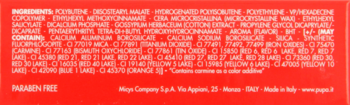 Czerwone opakowanie pomadki, tył z białą listą składników, ostrzeżeniem "CONTAINS" i "PARABEN FREE".